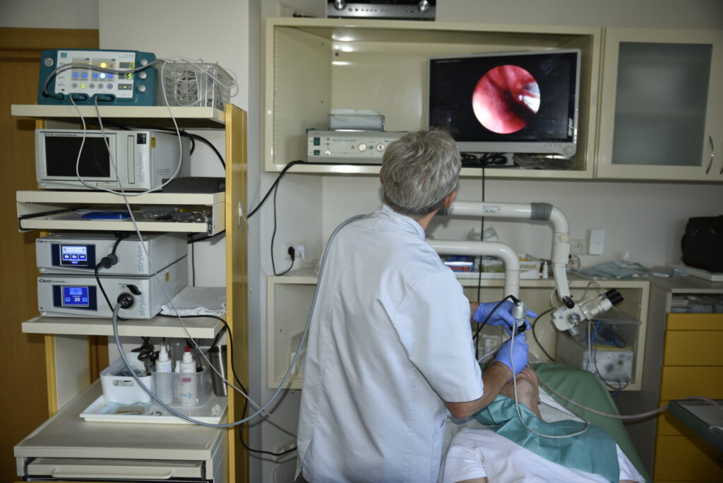 Jarosław Popowski laryngolog wykonuje zabieg, diagnostyka fiberoskopia małżowiny nosowe